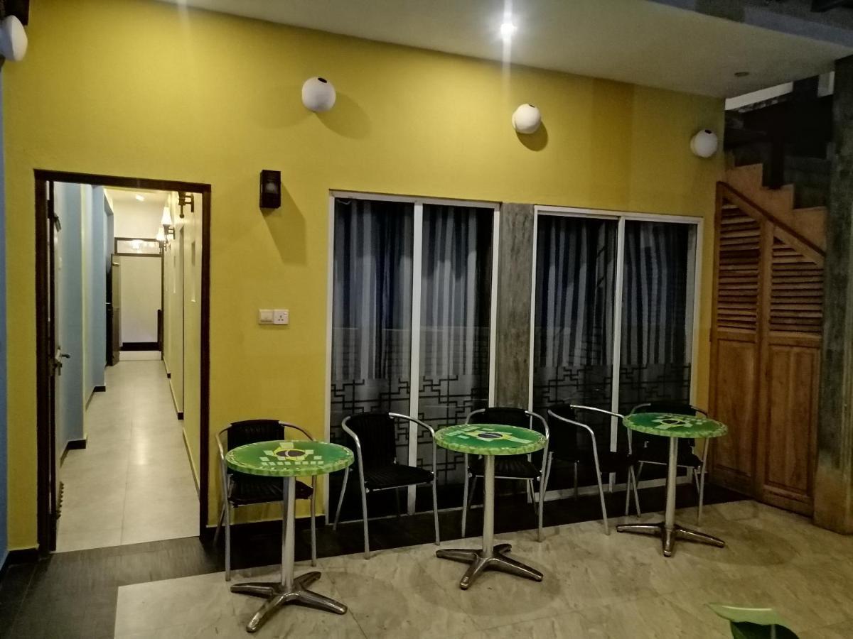 Le Petit Hotel & Restaurant 니곰보 외부 사진